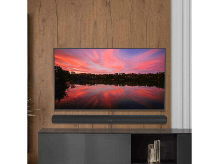 CC-WMF044-CMSARCB Cavus vlakke muursteun voor 32 - 70 inch TV en zwarte Sonos Arc Sfeerbeeld